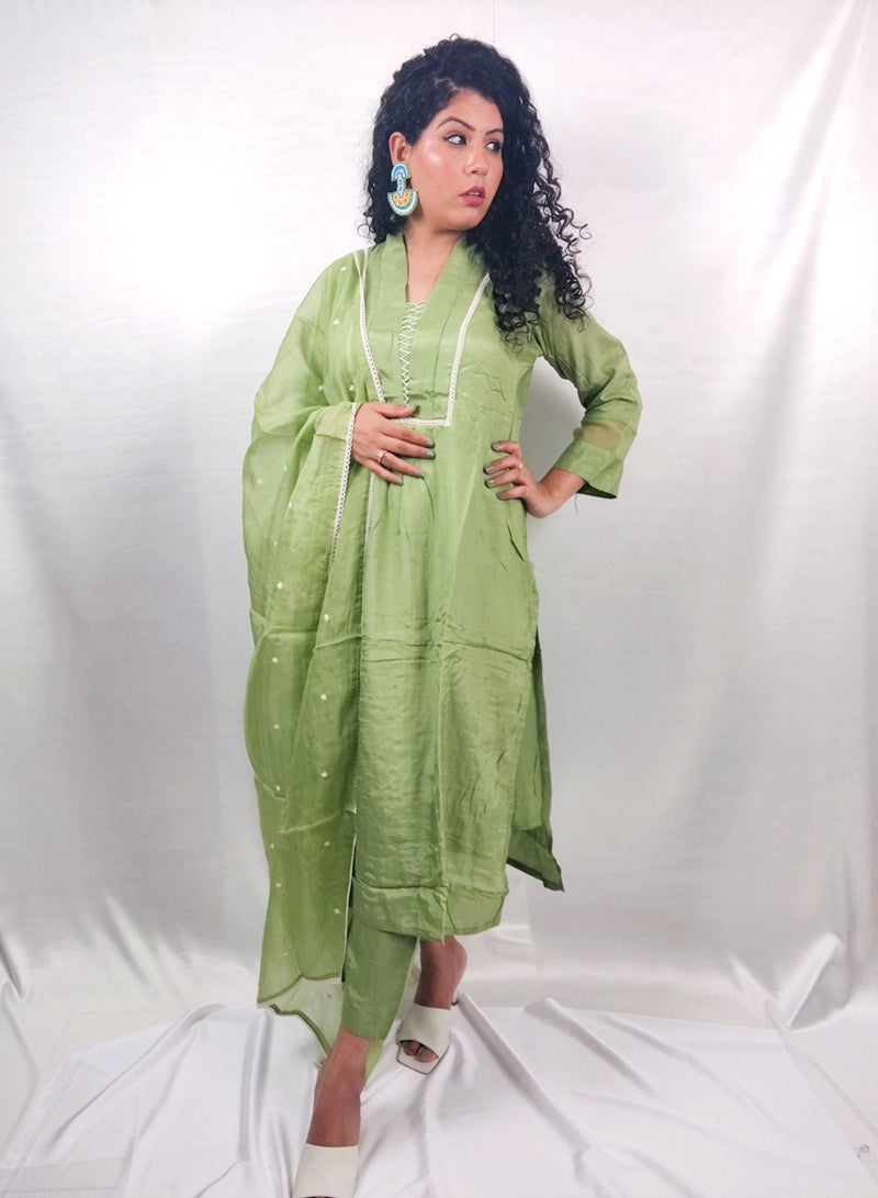 PRIYA’S PANACHE PRIYA'S PANACHE Green Muslin Collared Straight Kurta Pant Organza Dupatta Set - Designer Festival Traditional Ethnic Indian Partywear For Women  - Image 2