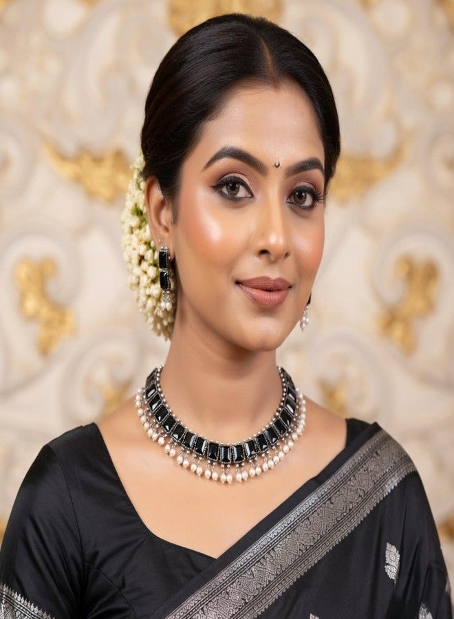 إيفولجينز طقم مجوهرات إيفولجينز الهندي المؤكسد: أقراط متدلية من حجر الكريستال الأسود واللؤلؤ الصناعي مع قلادة تشوكر - تصميم بوهيمي عصري أنيق للنساء، مناسب لحفلات الزفاف والمناسبات الخاصة. - Image 3
