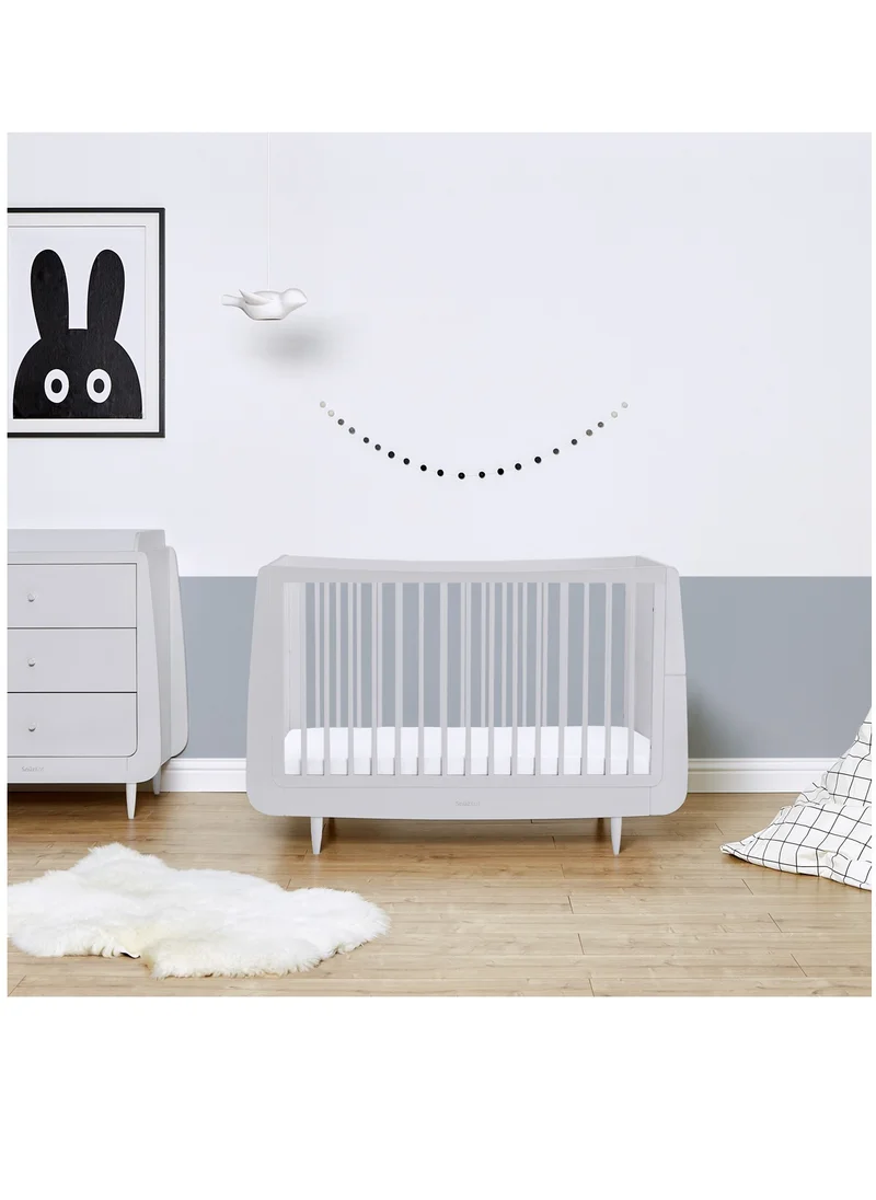 سنوز Kot Skandi Cot Bed For Infant And Baby, Modern And Minimal Style, Easly Convert To Toddler Bed , Made of Sustainably Sourced Wood , From 0 To 10 Years, Dimensions W72 X L133Cm X H89Cm - Haze Grey