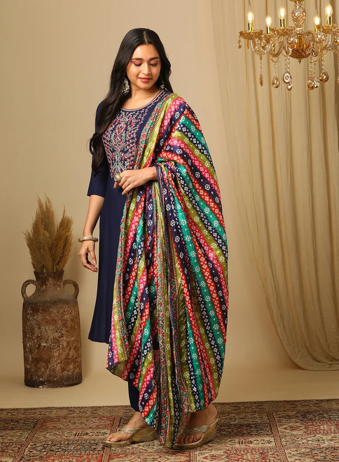 جلو باص طقم منسق من بنطال وكورتا بتفاصيل مُطرزة مع دوباتا