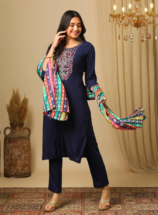 جلو باص طقم منسق من بنطال وكورتا بتفاصيل مُطرزة مع دوباتا