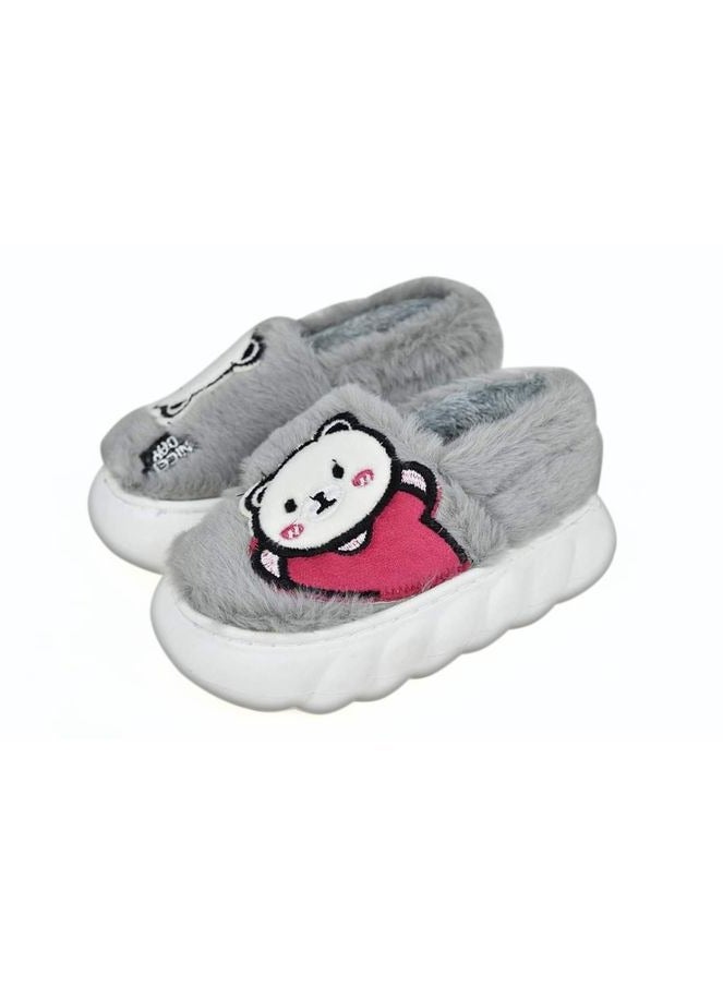 حذاء فرو للأطفال بنعل مطاطي للمنزل "يناسب مقاسين أصغر"