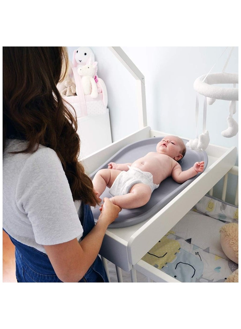 Shnuggle حصيرة تغيير قابلة للضغط | وسادة تغيير حفاضات للأطفال | مادة رغوية ناعمة ودافئة | قاعدة غير قابلة للانزلاق | صحية | غير سامة | سهلة التنظيف ومسحها، لا حاجة لغطاء | رمادي - Image 4