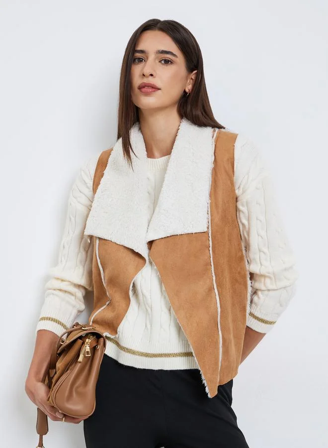 تايك تو جاكيت بدون أكمام بمظهر الشمواه وبطانة فليس