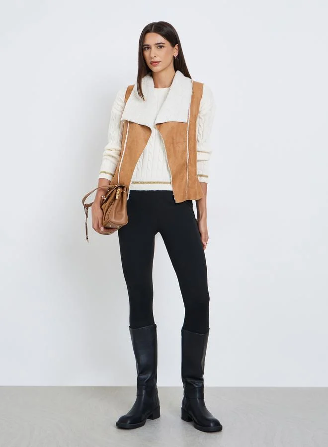 تايك تو جاكيت بدون أكمام بمظهر الشمواه وبطانة فليس