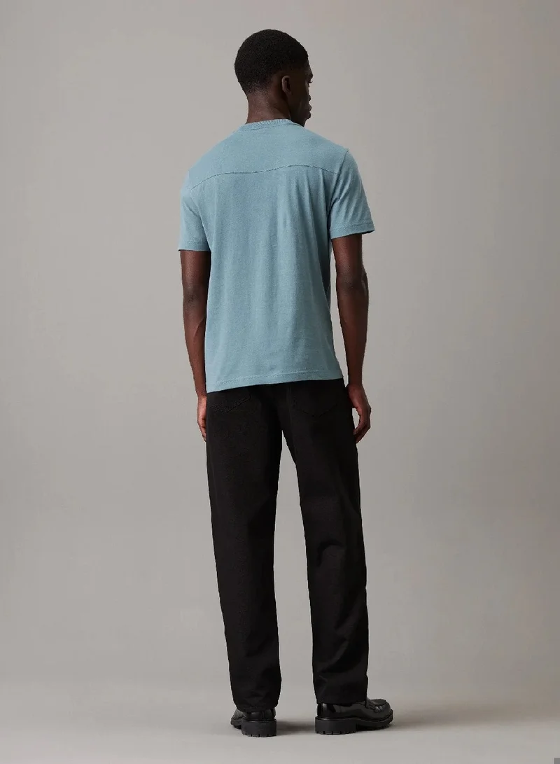 كالفن كلاين تيشرت مزين بشعار كلفن كلاين