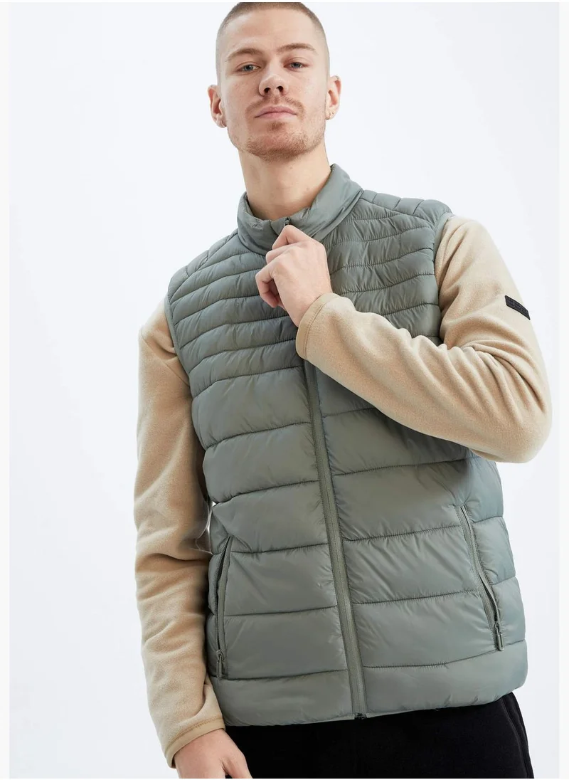 ديفاكتو Standard Fit Sleeveless Padded Gilet