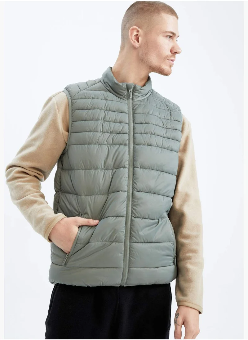 ديفاكتو Standard Fit Sleeveless Padded Gilet