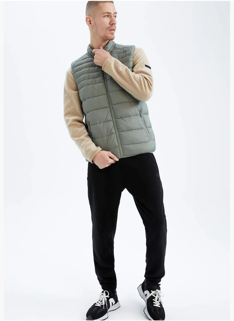 ديفاكتو Standard Fit Sleeveless Padded Gilet