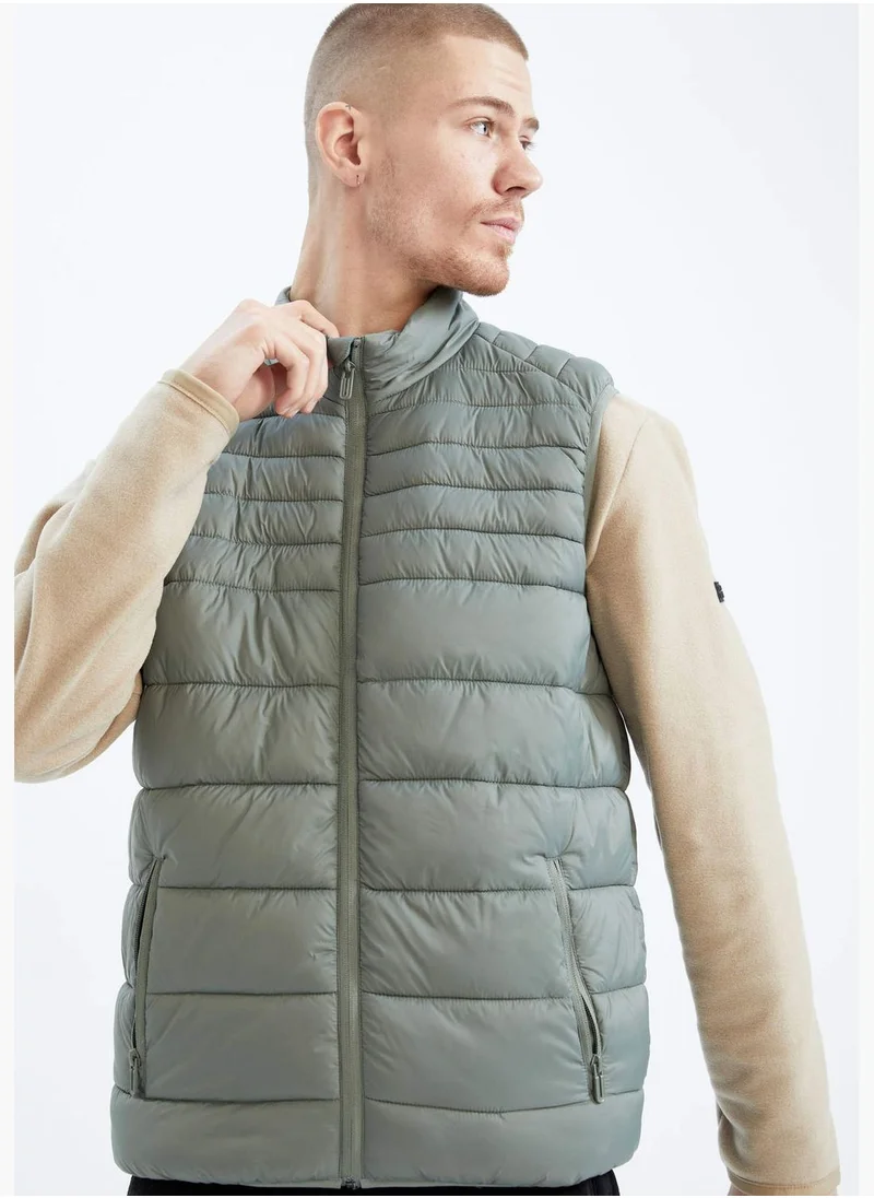 ديفاكتو Standard Fit Sleeveless Padded Gilet