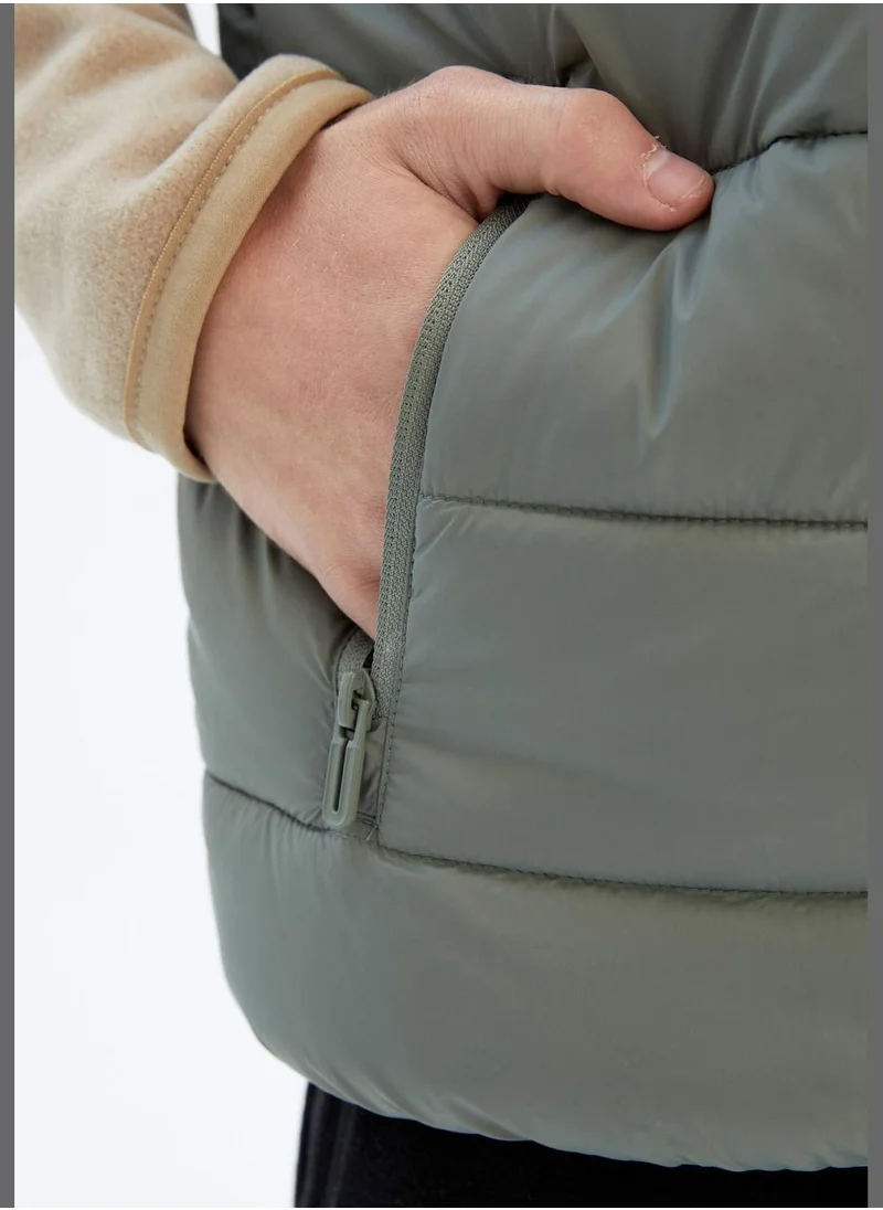 ديفاكتو Standard Fit Sleeveless Padded Gilet