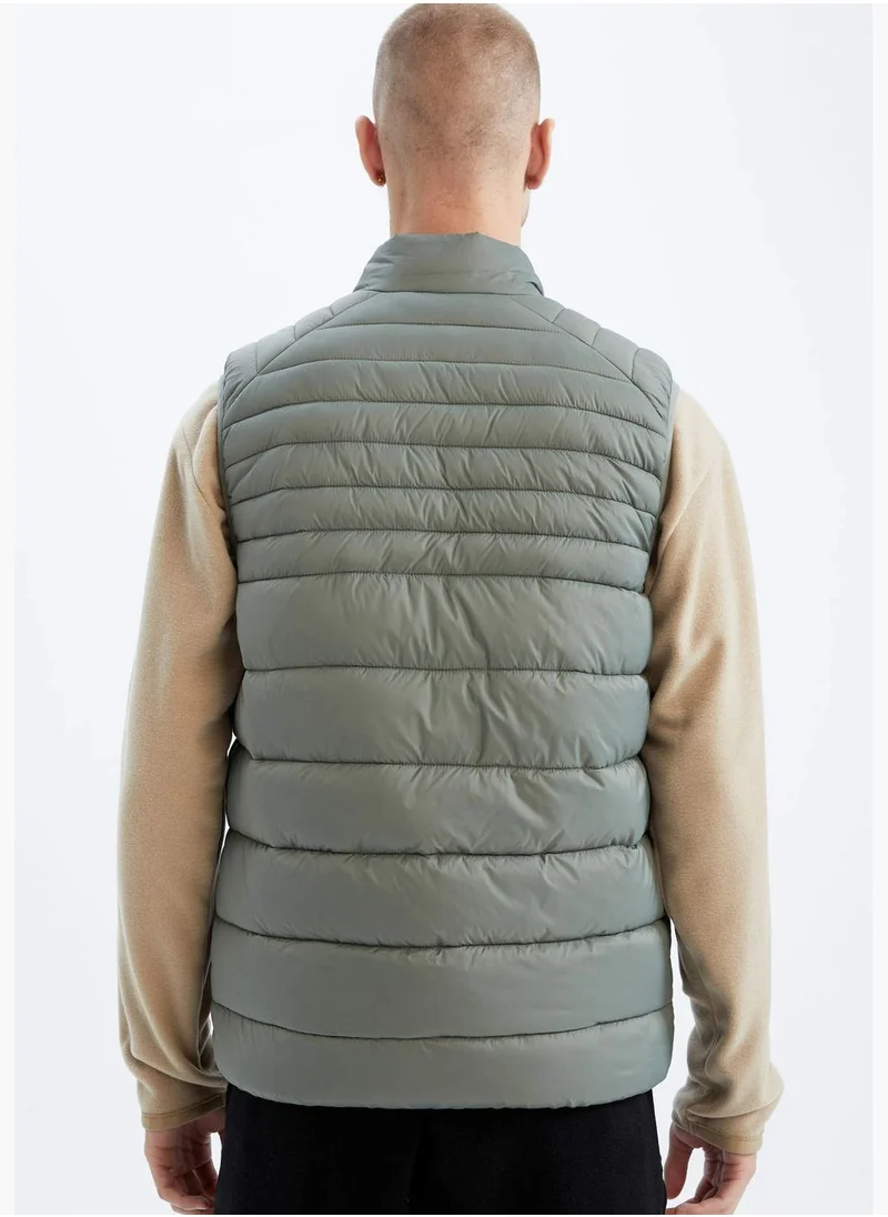 ديفاكتو Standard Fit Sleeveless Padded Gilet