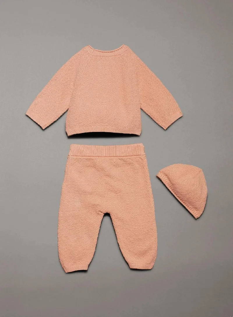 كالفن كلاين جينز طقم هدايا نسيجي لحديثي الولادة