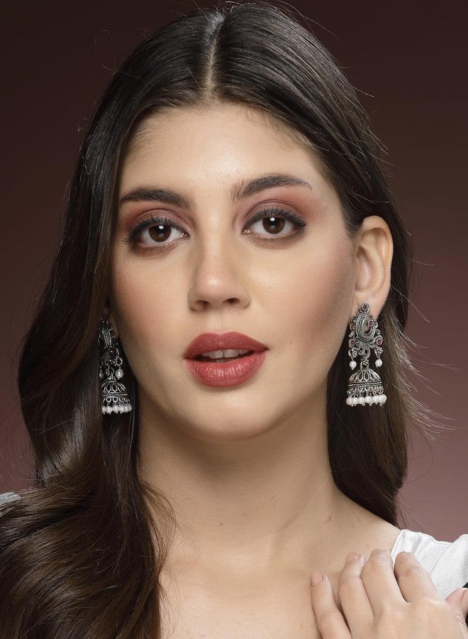 أديفا طقم أقراط متدلية على شكل طاووس من أديفا، مطلية بالفضة المؤكسدة، مرصعة بأحجار سوداء ولآلئ، بتصميم تقليدي أنيق مناسب للحفلات وحفلات الزفاف والمناسبات الاحتفالية. - Image 3