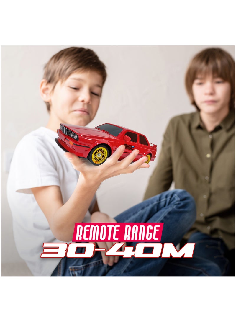 فونسترز سيارة فانسترز دريفت سيريز للتحكم عن بُعد | سيارة دفع رباعي بمقياس 1:16، مزودة بإضاءة LED وملحقاتها | سيارة سباق دريفت عالية السرعة بتردد 2.4 جيجاهرتز للأطفال من سن 6 سنوات فما فوق | سيارة كهربائية حمراء تعمل بالتحكم عن بُعد مزودة ببطارية قابلة لإعادة الشحن | إصدار أوريجين كلاسيك - Image 5