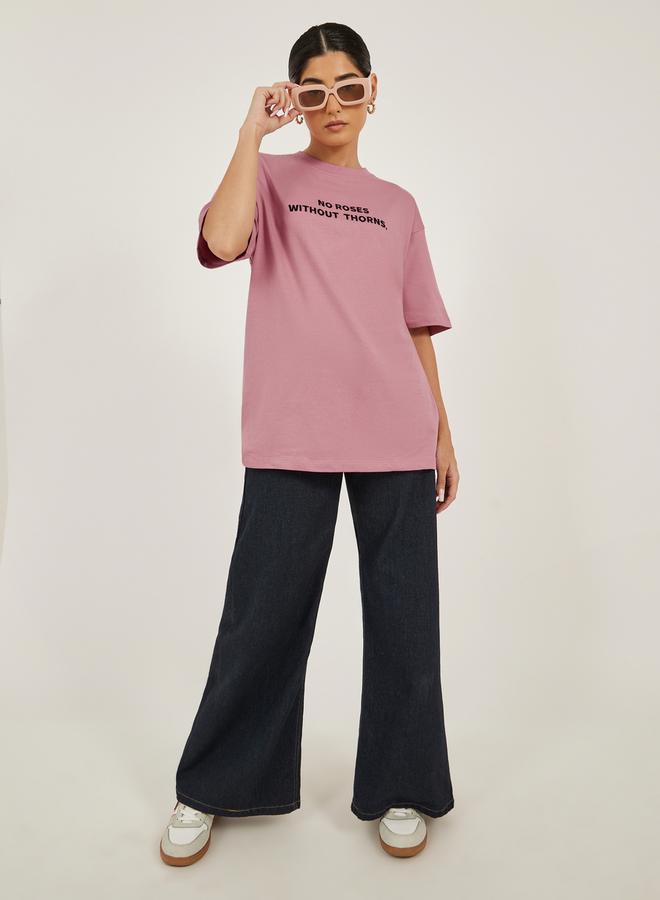 ستايلي تيشيرت أوفر سايز بياقة دائرية وتطريز شعار - Image 2