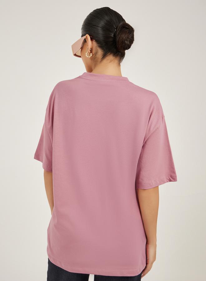 ستايلي تيشيرت أوفر سايز بياقة دائرية وتطريز شعار - Image 5