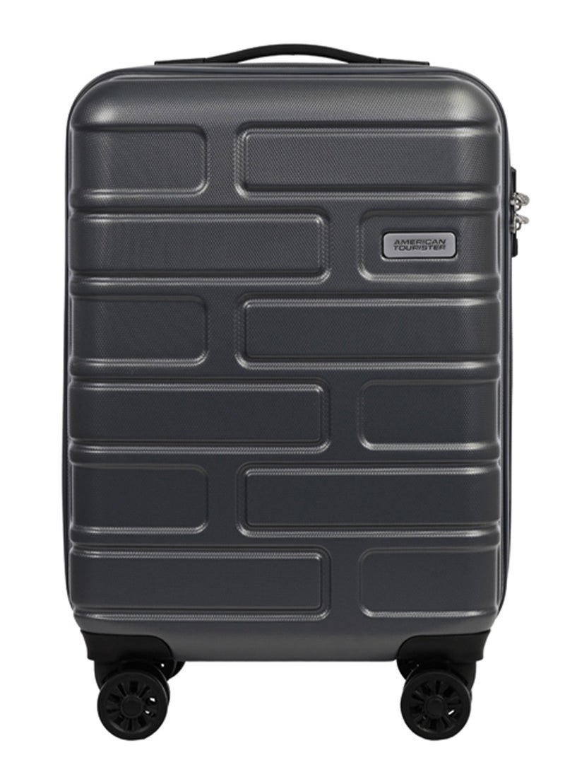 AMERICAN TOURISTER حقيبة سفر بريكلاين، حجم كابينة 55 سم / 20 بوصة، 4 عجلات دوارة، سطح صلب، PC، ظل داكن | مقاومة للخدوش | قفل TSA | جيب داخلي بسحاب شبكي - ضمان دولي لمدة 3 سنوات - Image 4