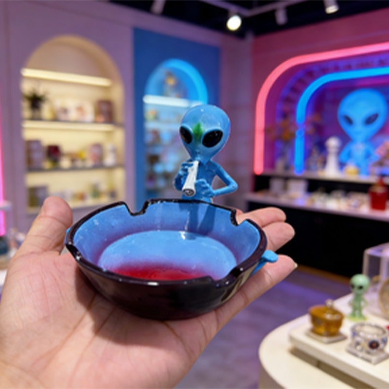 Large Alien Decorative Ashtray - Resin Material, Creative Smoking Accessory for Hotel & Living Room - Image 3
