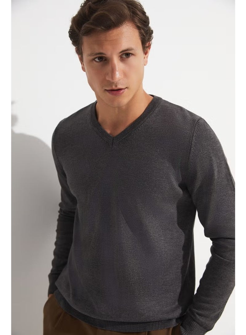JUNE Men's Regular Fit V-Neck Knitwear Sweater - Image 2
