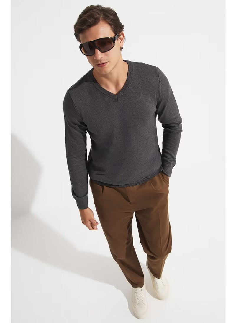 JUNE Men's Regular Fit V-Neck Knitwear Sweater - Image 1