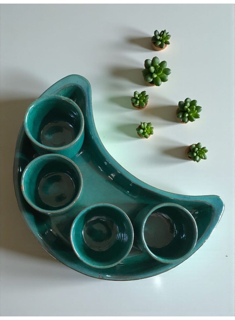 كلور زون بوتري صينيه علي شكل هلال مع ٤ فنجان من الفخار و الخزف - Image 1