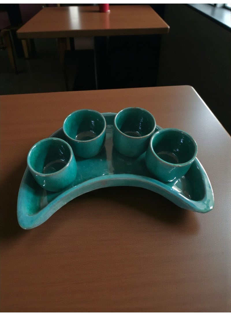 كلور زون بوتري صينيه علي شكل هلال مع ٤ فنجان من الفخار و الخزف - Image 2