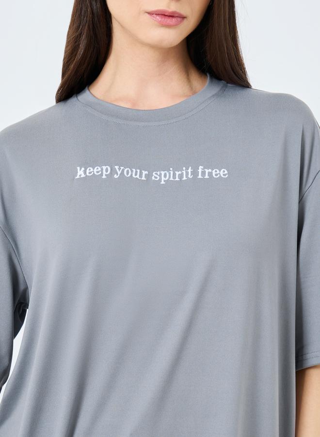 تايك تو تيشيرت فضفاض بتفاصيل كتابة مُطرزة - Image 4