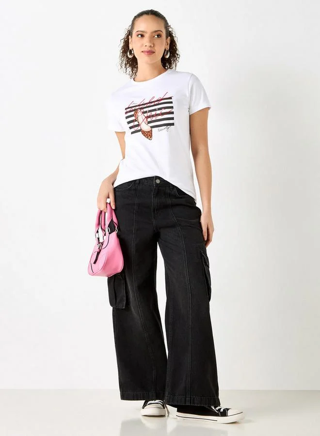 سبلاش فيڤ تيشيرت بياقة دائرية وطبعات شعار وأكمام قصيرة