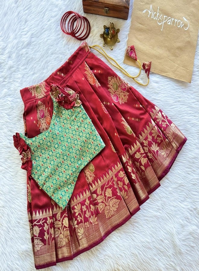 Picksparrow فستان بافاداي باتو للبنات الصغيرات من بيكسبارو / لينغا تشولي من الحرير / ملابس هندية احتفالية (كشكشة خضراء وحمراء) (أحمر، 1-2 سنوات) - Image 2