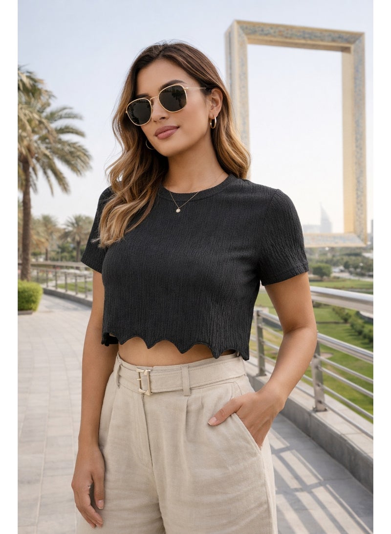 تيشيرت نسائي قصير منقوش، أسود، بأكمام قصيرة، وياقة دائرية، مصنوع من قماش خفيف الوزن يسمح بالتهوية. - Image 4