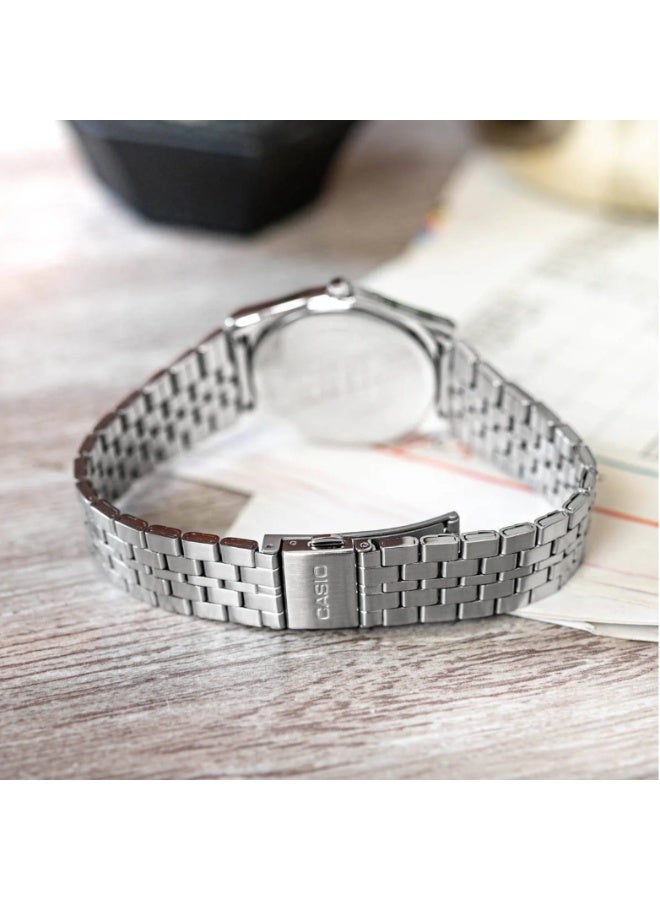 كاسيو ساعة كاسيو MTP-B145D-7BVDF تناظرية للرجال – قرص أبيض مع مؤشرات سوداء، سوار ستانلس ستيل فضي، تصميم نحيف وبسيط - Image 4