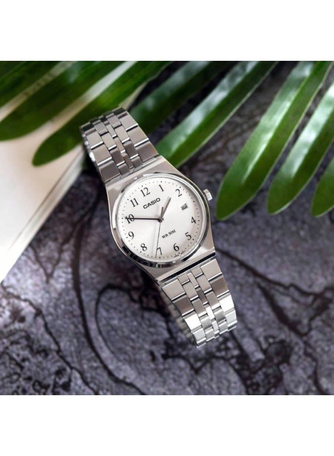 كاسيو ساعة كاسيو MTP-B145D-7BVDF تناظرية للرجال – قرص أبيض مع مؤشرات سوداء، سوار ستانلس ستيل فضي، تصميم نحيف وبسيط - Image 3