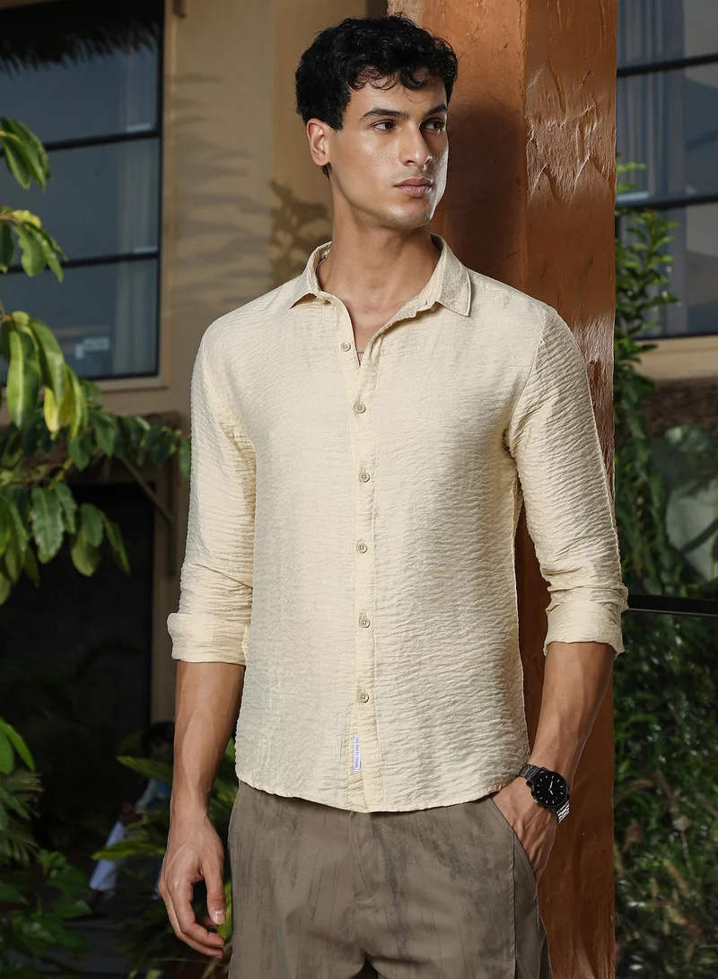 كامبوس سوترا قميص رجالي سادة بكسرات وياقة ممتدة وأكمام طويلة بأزرار وحافة منحنية من نسيج منسوج للاستخدام اليومي والكاجوال بلون أوف وايت