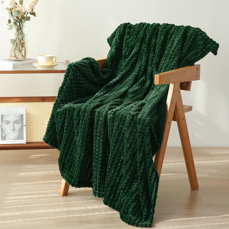 Puncuntex بطانية رمي خضراء 50"×60" زينة فليس فائق النعومة فاخرة مع تصميم شبكة جاكار ثلاثي الأبعاد، خفيفة الوزن للكنبة والأريكة والكرسي، أخضر غامق - Image 1