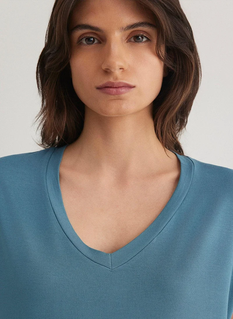 مافي تي شيرت أساسي بياقة على شكل حرف باللون الأزرق