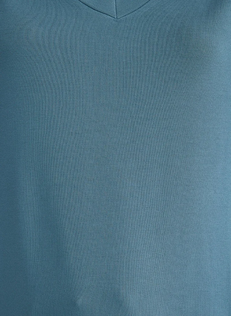 مافي تي شيرت أساسي بياقة على شكل حرف باللون الأزرق