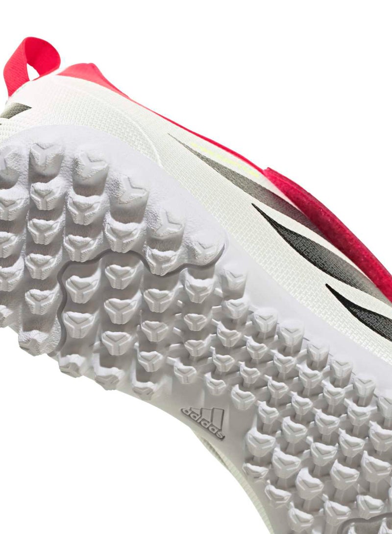 Adidas أحذية كرة القدم للأطفال برباط مرن مع لسان قابل للطي من براديتور كلوب على العشب - Image 4