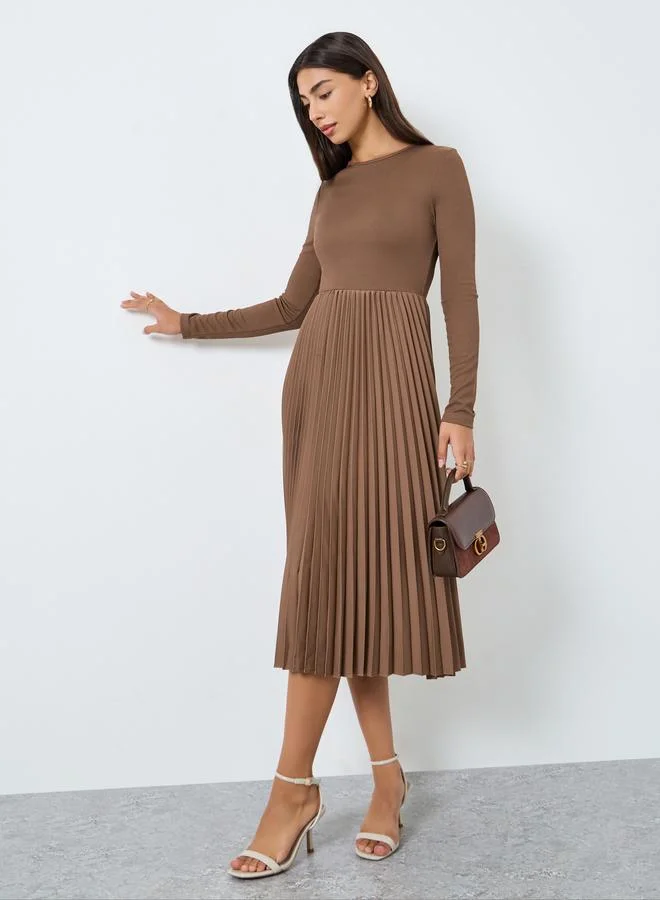 Styli Brown Pleated Ribbed Knit Midi Dress