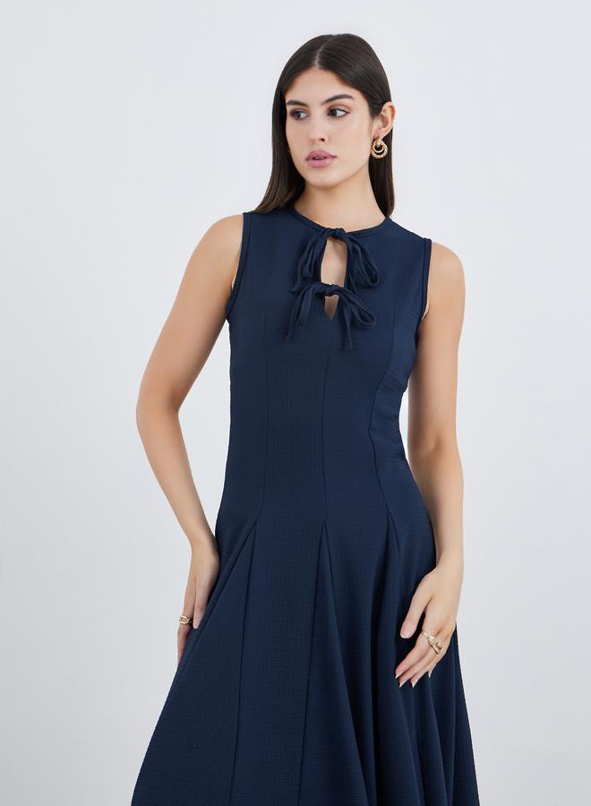 ستايلي فستان ماكسي أزرق داكن بياقة مربوطة وتصميم - - Image 3