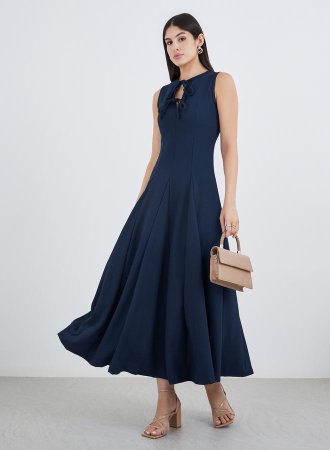 ستايلي فستان ماكسي أزرق داكن بياقة مربوطة وتصميم - - Image 1