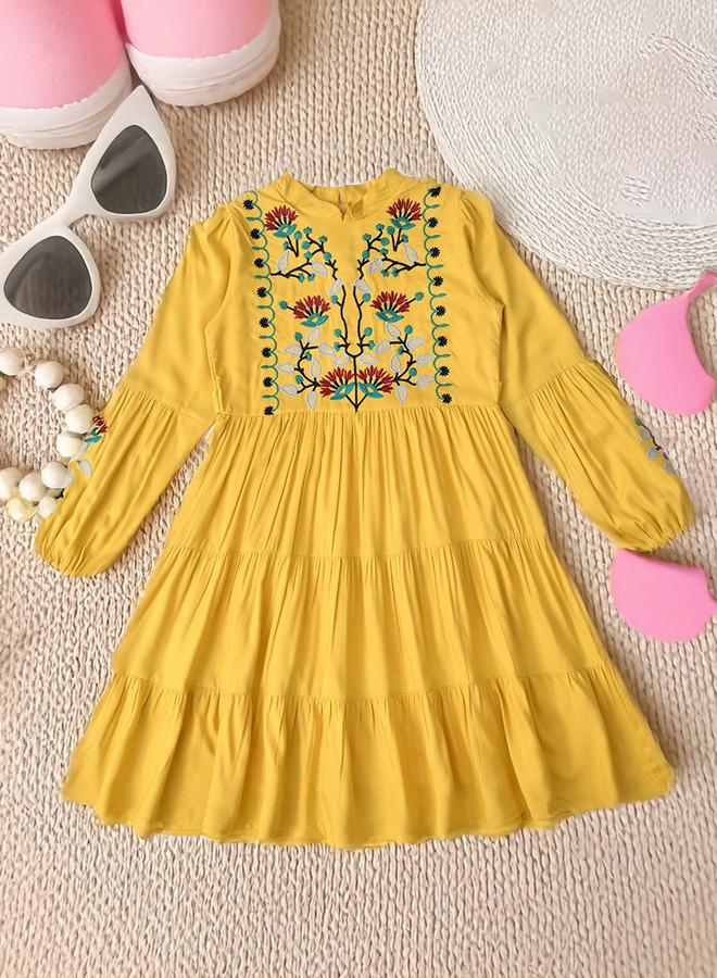 بيلا مودا فستان مُطرّز بطول الركبة مع كسرات - Image 1