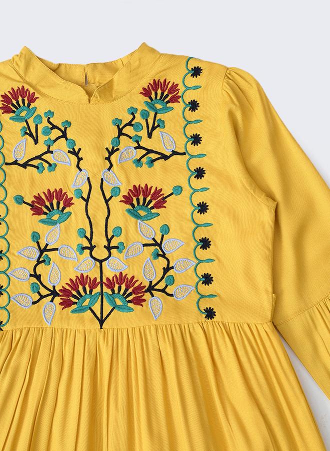 بيلا مودا فستان مُطرّز بطول الركبة مع كسرات - Image 4