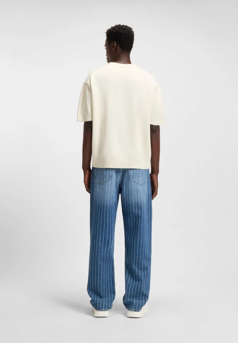 هوجو كنزة صوفية بأكمام قصيرة وشعار أزرق