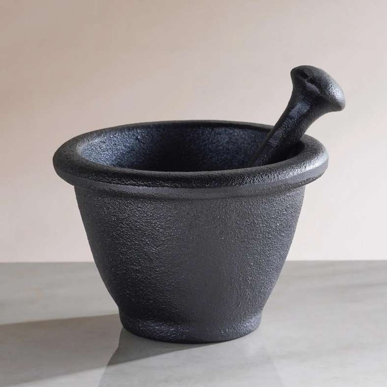 Pan Home مدقة وهاون من الحديد الزهر - أسود - Image 4