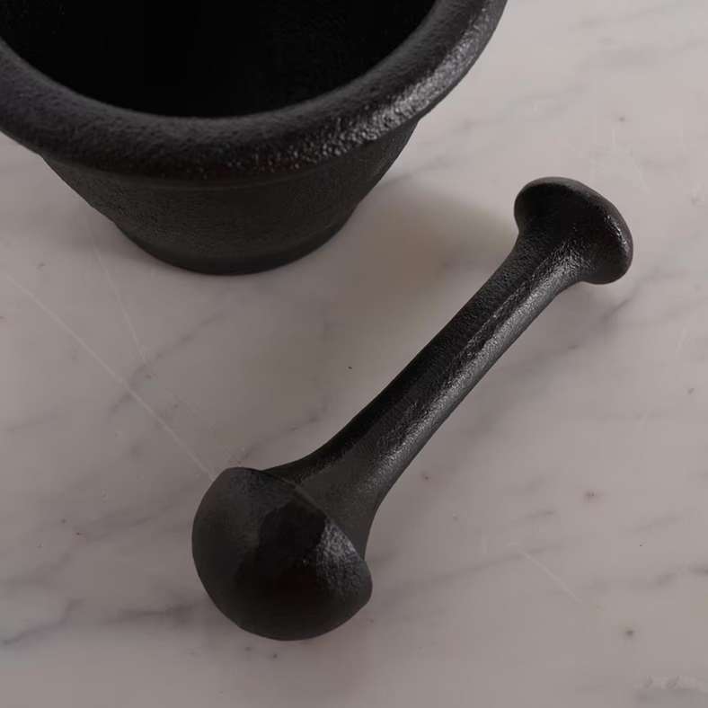 Pan Home مدقة وهاون من الحديد الزهر - أسود - Image 5