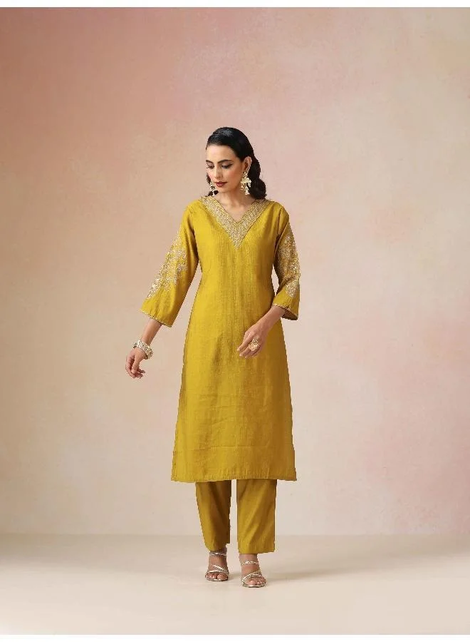 ترو برونز طقم كورتا وبنطلون ودوباتا مطرز باللون الخردلي من