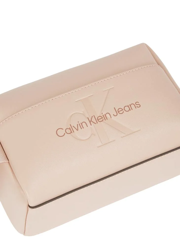 Calvin Klein Jeans Sculpted Beauty Case Crossbody
