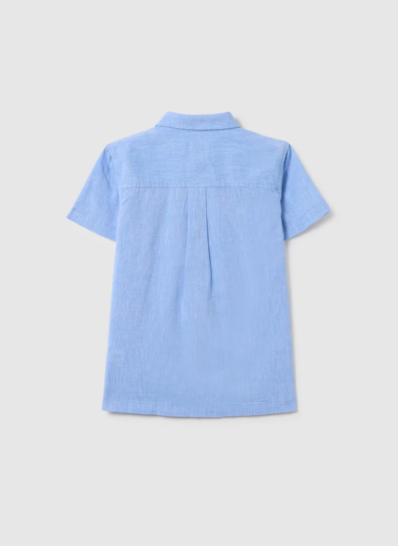 او في اس قميص أزرق كتان بقصة عادية وياقة مدببة وأكمام قصيرة للأطفال