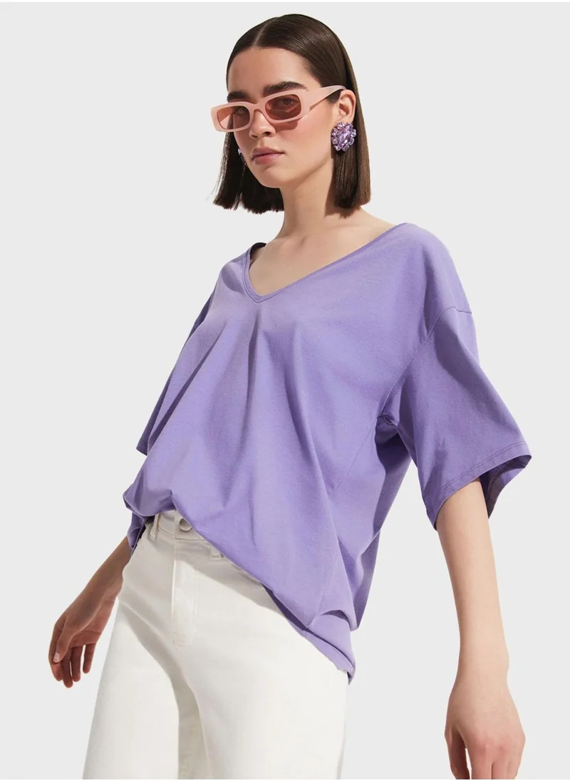جون Knitted V-Neck T-Shirt